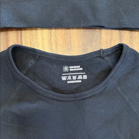 Black Short Sleeve Crop Top Size Small(2 for 1 price) - Picture 2 of 2